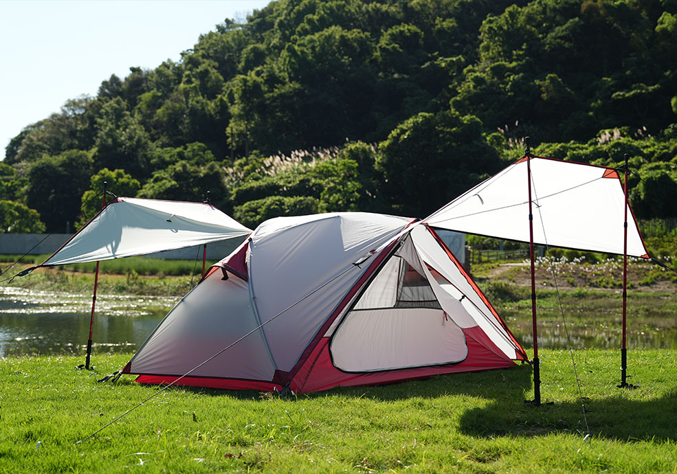 Tenda da trekking leggera con tendalini davanti e dietro